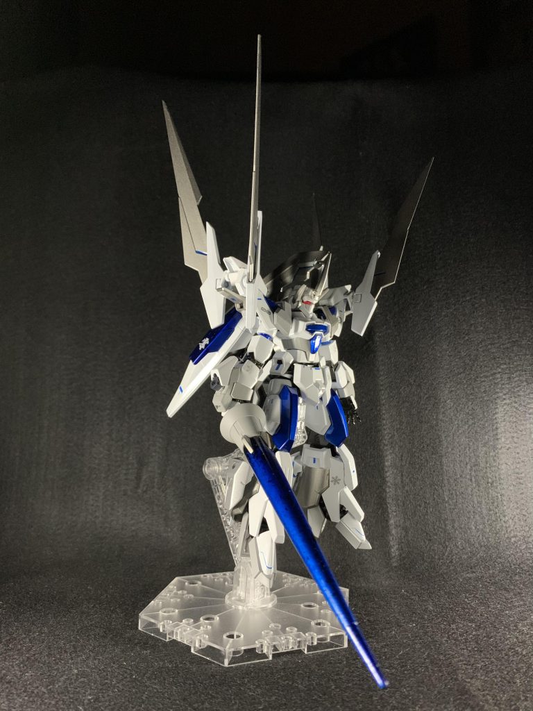 メイン武装はギャン・クリーガーのビーム・ランスを。　こちらも機体色同様、銀色と薄い灰色、ビーム刃部分を青色のラップ塗装仕上げ。“アイス・ランス”❗️