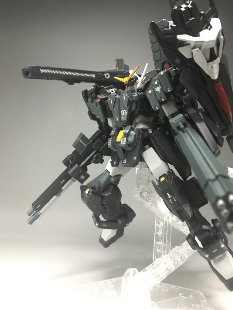 バスターキャノンウイングガンダムのバスターライフルと同等のキャノン砲強力な武装だがフルパワーでの照射は3発までとなっている