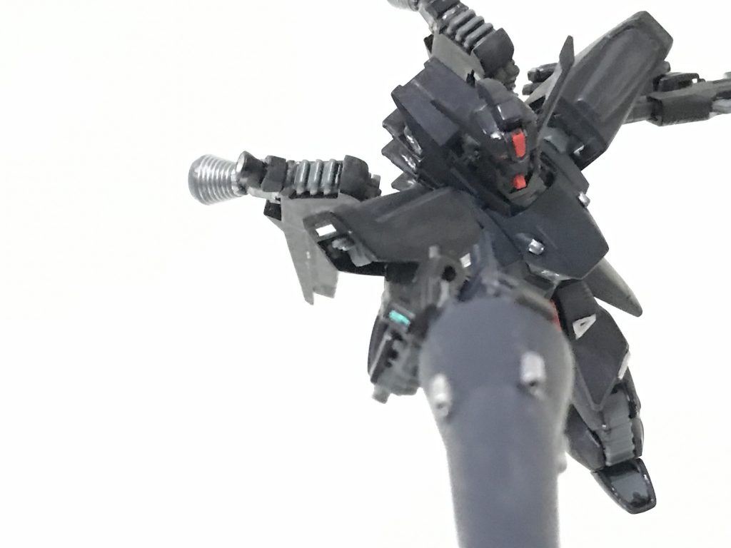 「大型ショット・ランサー」主に、対物・対艦艇用に使用される兵装で、発射した先端部が対象に着弾したのを確認した後、基部側のビーム・マシンガンで先端部を誘爆させ、内側からの破壊を狙う。また対モビルスーツ戦においても、通常のショット・ランサーと同じように使用出来るが、些か取り回しに難があるため白兵戦は推奨されない。30MMのオプションセットのランスをベースにF91のビームライフルの根本を接着して、パワードアームズパワーダーのガトリングの砲塔を切り取り接着しました。