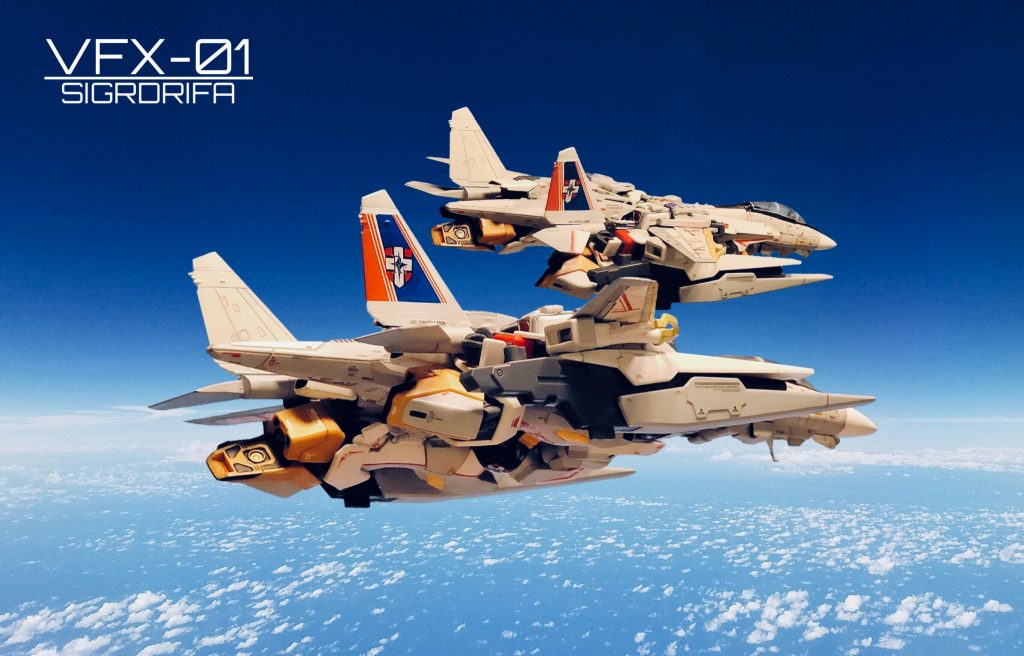 今回はファイター形態の改造をメインに行いました。まず機体後部にプロペラントタンク的な「しっぽ」を着けました。前作で側面のシルエットがバックパックより脚部が長い事が気になっていた為です。しっぽパーツには30MMシリーズの「エグザビークル エアファイター」の機種パーツを使用しました。このパーツにプラ板をちょこちょこ貼り付けると、前作では半分だけ隠れていた頭部パーツを更にカモフラージュできました。下面はちょっと自信がありませんが。。尾翼も取り付けました。設定的にはレギンレイヴを実戦配備する為、より安定した飛行ができるよう検討した結果、尾翼を追加した、というイメージでしょうか。尾翼も垂直尾翼も取り付け軸が回転しますので色々な表現ができます。