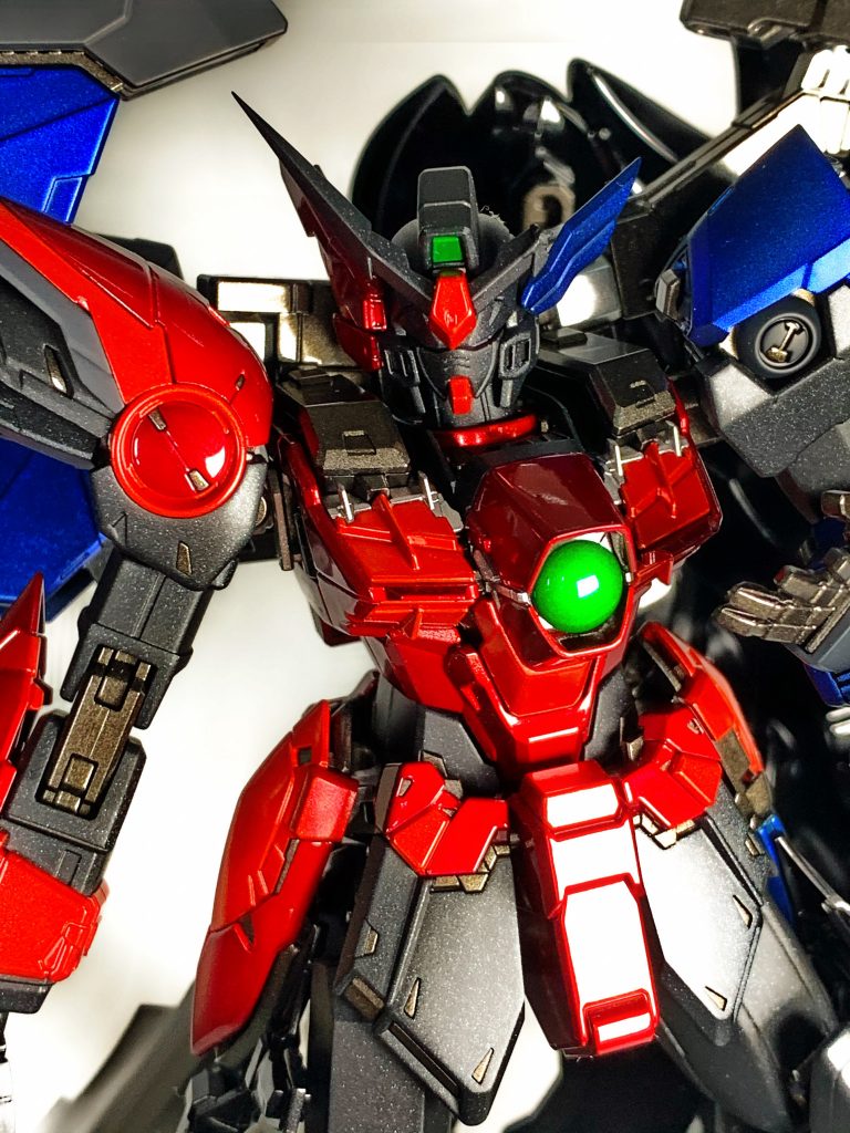 左側の顔は半壊風にしようとしたら、塗装後本当にパーツが割れてパーツが足りてません。