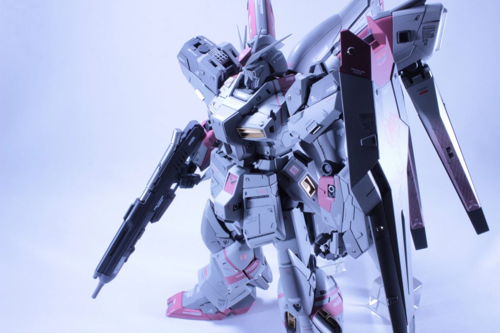 純正でグレーのパーツはクレオスメッキシルバーにて塗装、メタルモールドとの整合性を取ってます。ピンクはRGのレシピを参考に、本体はガイアニュートラルグレー2〜4で塗装。肩パーツは切断分離、間にモールドを差し込み、前後で独立可動できるように。