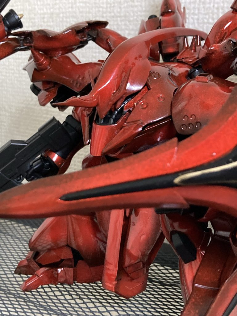 設定的にはナイチンゲールの代わりにシャアに乗ってもらいたいかなただ、シナンジュのシールドを使ってるからエンブレムは袖付きなんだよな(-.-;)頭はRGサザビーとキュベレイ、バルバトスルプスレクスをパテで固めて作りました他のサザビーのパーツはHGだけど、頭はRGの方が大きくてバランスが良かったので頭だけRGを採用