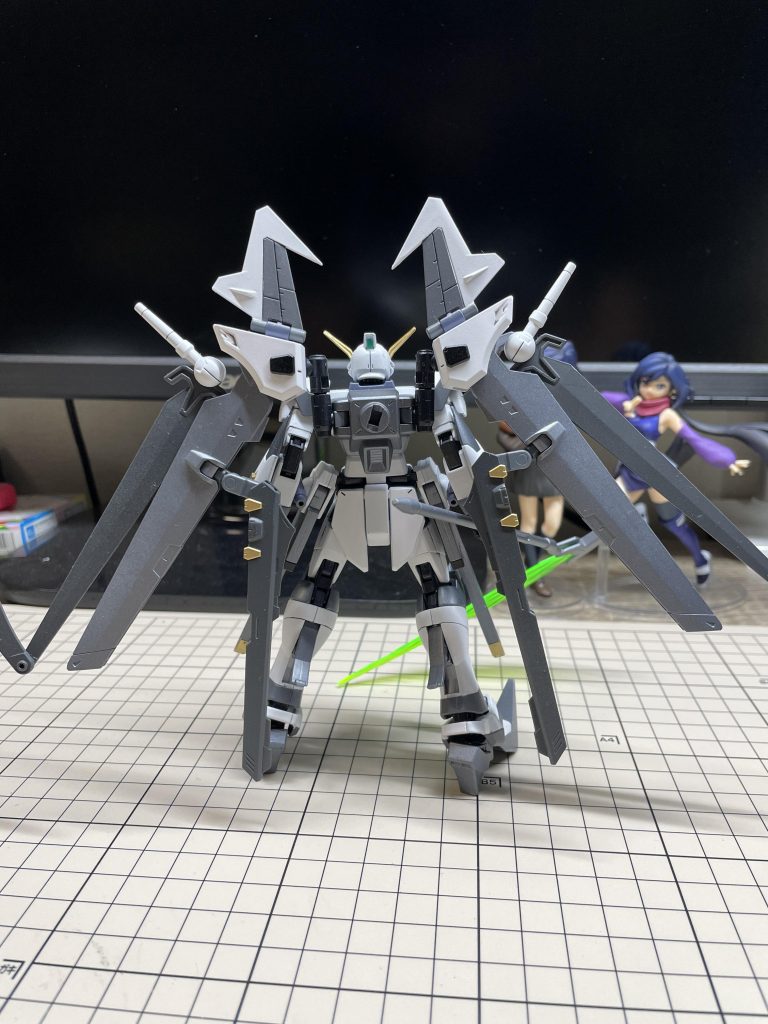 色はどうしても変えたかったので、好きな白とグレーで塗りました。ノワールストライカーは逆向きより今の方が好きなのでそこも変えました。ついでにおでこの赤いのも削ってラブ感無くなったので名前もノワールファントムに変更です(・∀・)