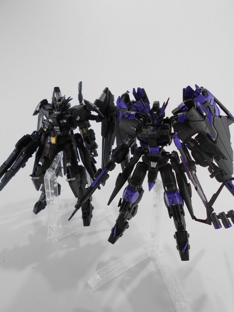 ASW-GS-15 ガンダム クタンジスとのツーショット。アスタロトのニコイチで左右対称した機体です。