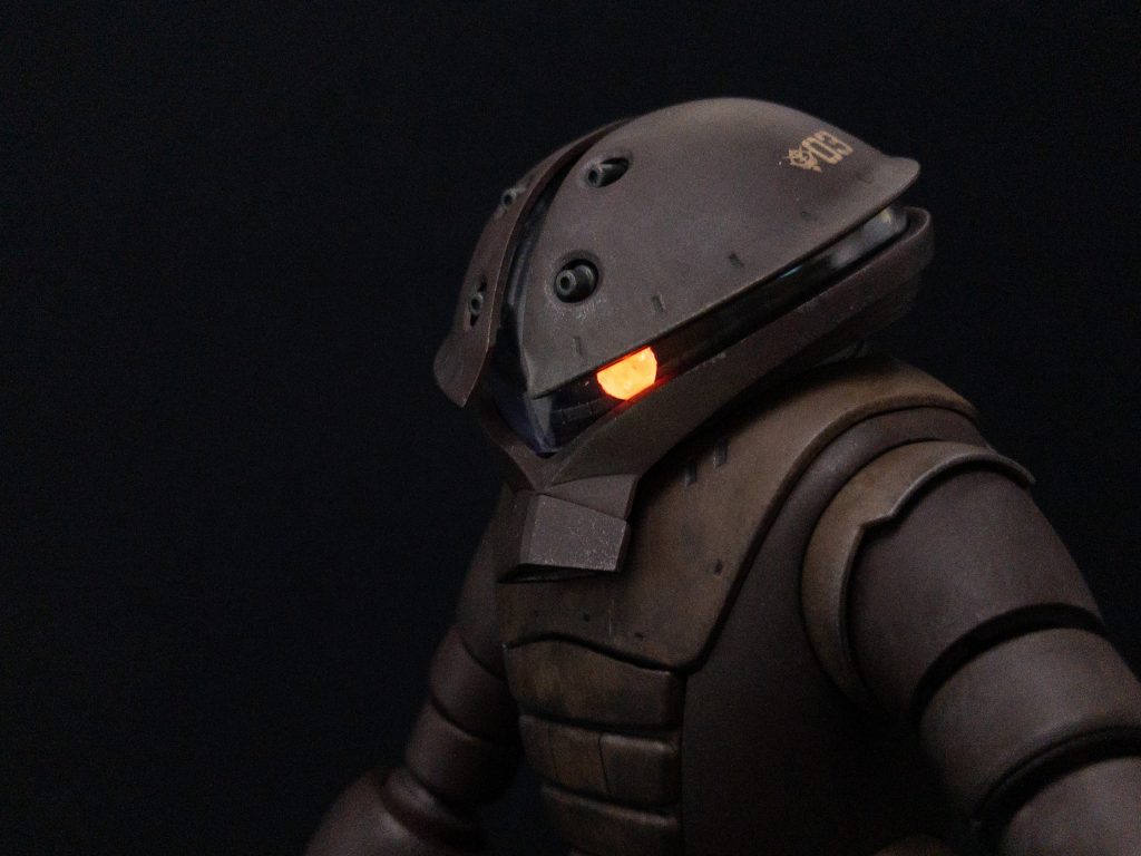 モノアイわHアイズに変更。蛍光塗料を塗ったので、UVライトで〝グポーン〟と光ります。