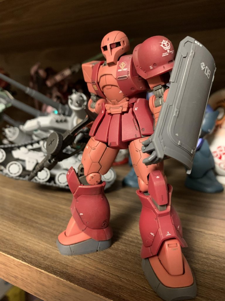 ガンキャノンを倒したと説明書に書いてあって、「おお！持ってる！」となったのですが、2体をどうやって飾るとカッコいいのだろうと試行錯誤しましたが諦めました笑