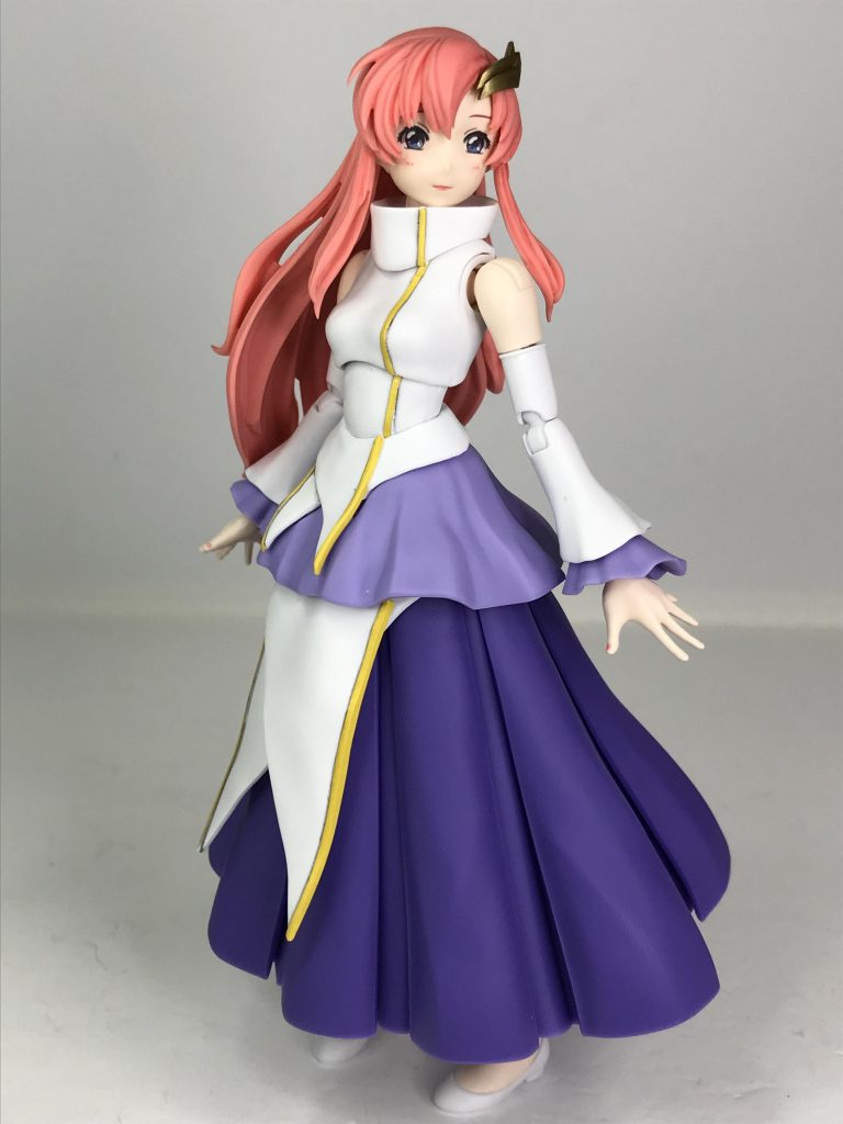 完成して全身。良きかな(^^)ロングスカート(濃い紫の部分)はやわらかめのプラですが、可動域が広がるわけではありませんし、スカートの表情付けもできません。ただ、これが2個のパーツでできているのは驚きです。ヒダの膨らんだ部分の部品と、へこんだ部分の部品で、それらを重ねる構成です。それ以外も,とにかく合わせ目が全くありません。正確には太もも側面に合わせ目が出ます(サラと同じランナーです)が、ロングスカートだと全く見えないので問題ありません。またスネ(ふくらはぎ)は完全にワンパーツです。全身に渡ってパーティングライン(これももともとそんなに目立たない)を消すだけで完璧に仕上がります。くるぶしの関節は体の外側からは目立たない構成です。よく考えられています。あ、上半身の側面は、どうしても合わせ目が出ちゃいます。ただこれも、ポージング次第では目立ちませんし、服なのですから側面に縫い目があるのは自然なことですものね。