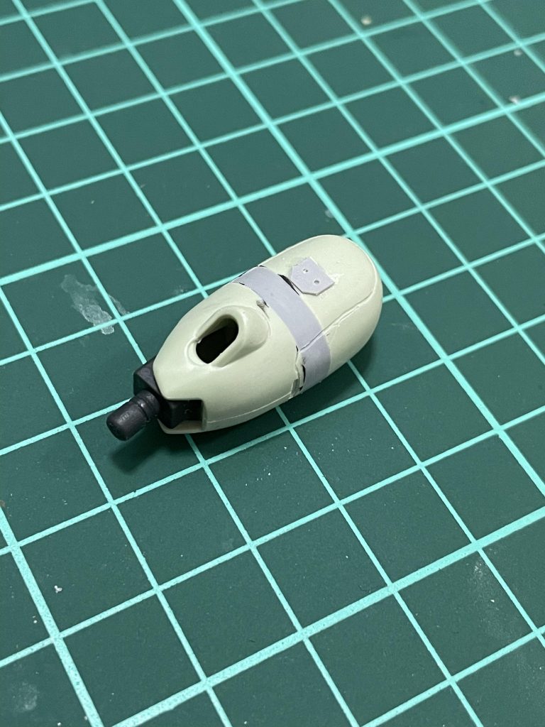 腿延長はこんな感じでプラ板入れました。