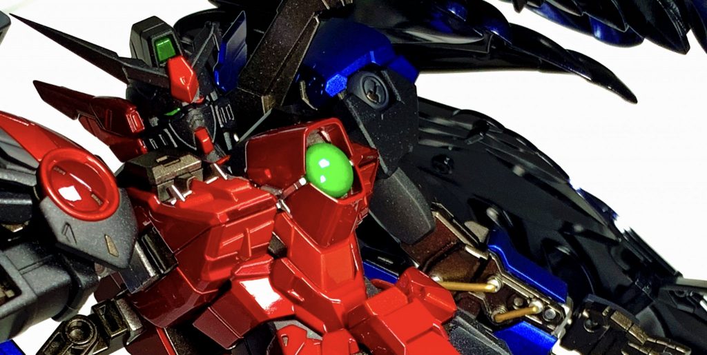 目は左右違う色に