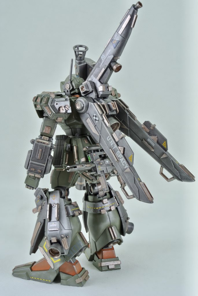 斜め後ろから元からバックパックが印象的な機体ですよね。