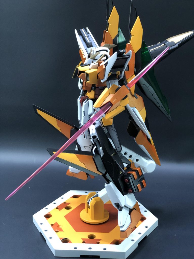 GNビームブレードは背中、腕どちらの装備状態でもビームも撃てます。クアンタのビットみたいにね!