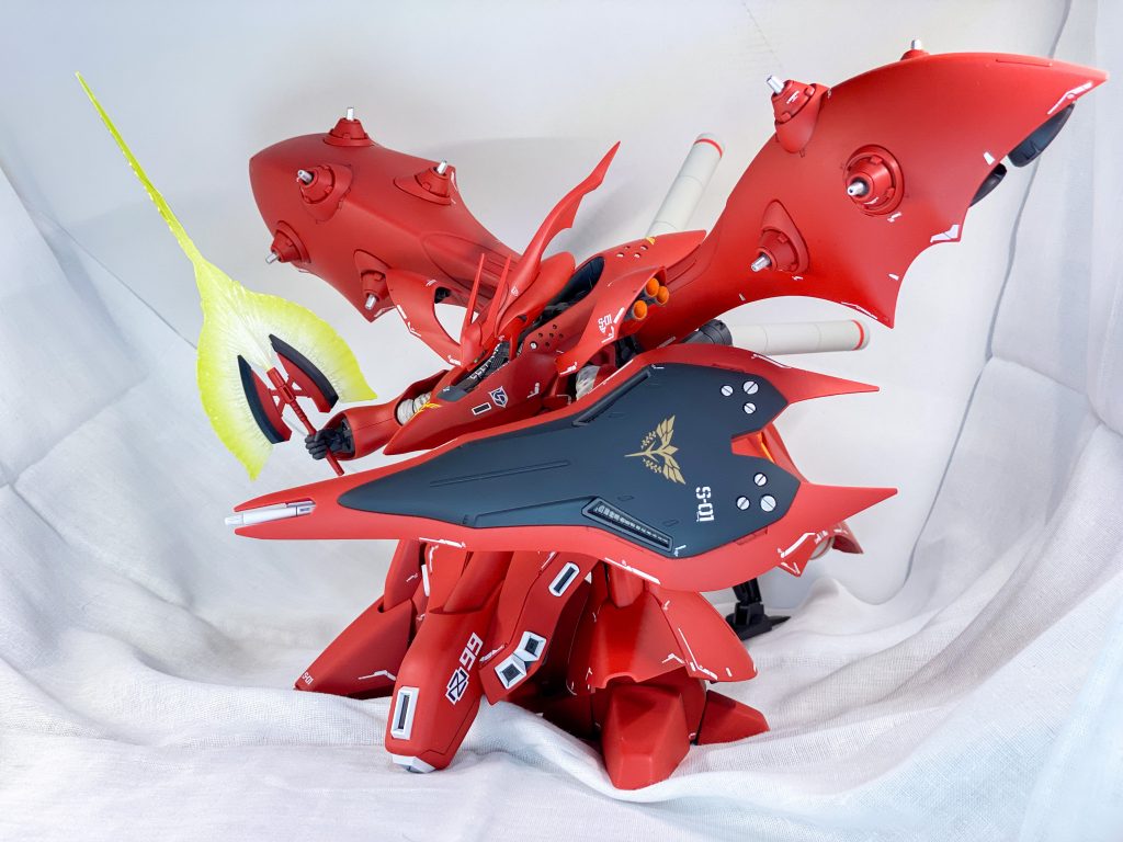 シールドを構えてビームトマホーク最大出力。