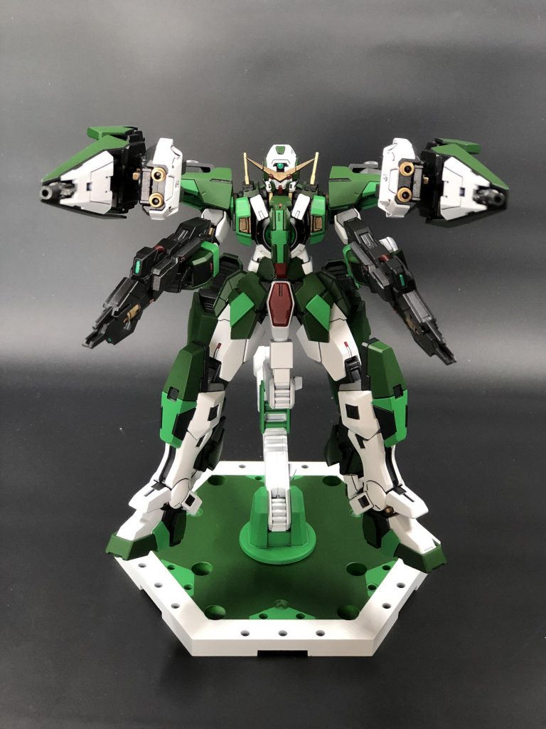 武装お品書きとしましてGNキャノンとGNライフルを内蔵したシールドウェポンバインダーを2基持ち武器としてGNバスターライフルを2丁装備しております。もちろんカメラアイは射撃モードに変更できます。