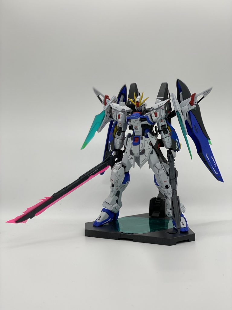 アロンダイトを少しいじり先端からビーム刃がでるようにし、もう片方は実体剣にしました。