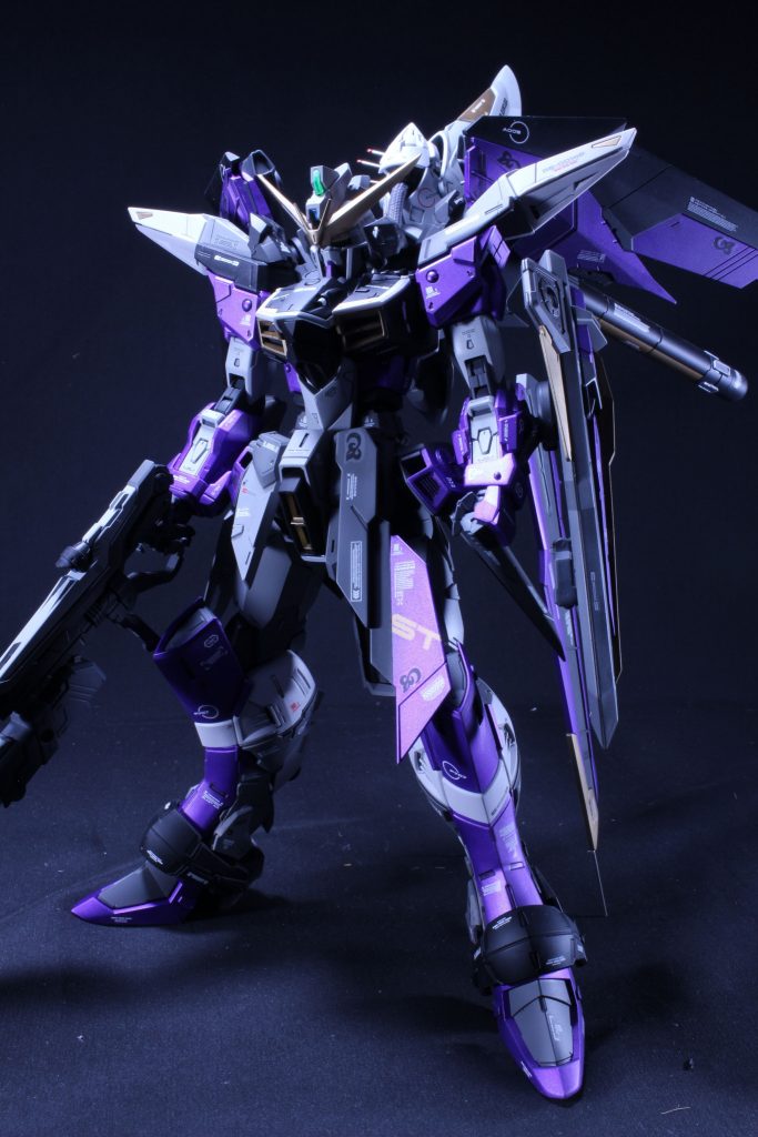 カラーがなかなか決まらず、最終的に偶然見つけたクレオスのメタリックバイオレットを使用。その時点でスワロウテイル案が出ましたが一旦保留。のちにウィングが完成した時にスワロウテイルしかない！と決定しました。ジャスティス自体非常に(自分的に)セクシーかつエロティックな機体ですので、マッチしてるのではないかと思います😊