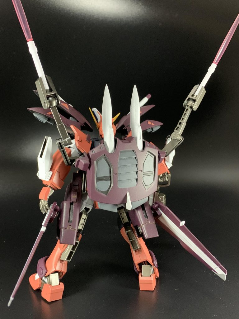 バックパック隠し腕+ビームサーベル。ファトゥムは純粋なバックパックとして、隠し腕を増設しました。ビームサーベル×2を、保持できます。