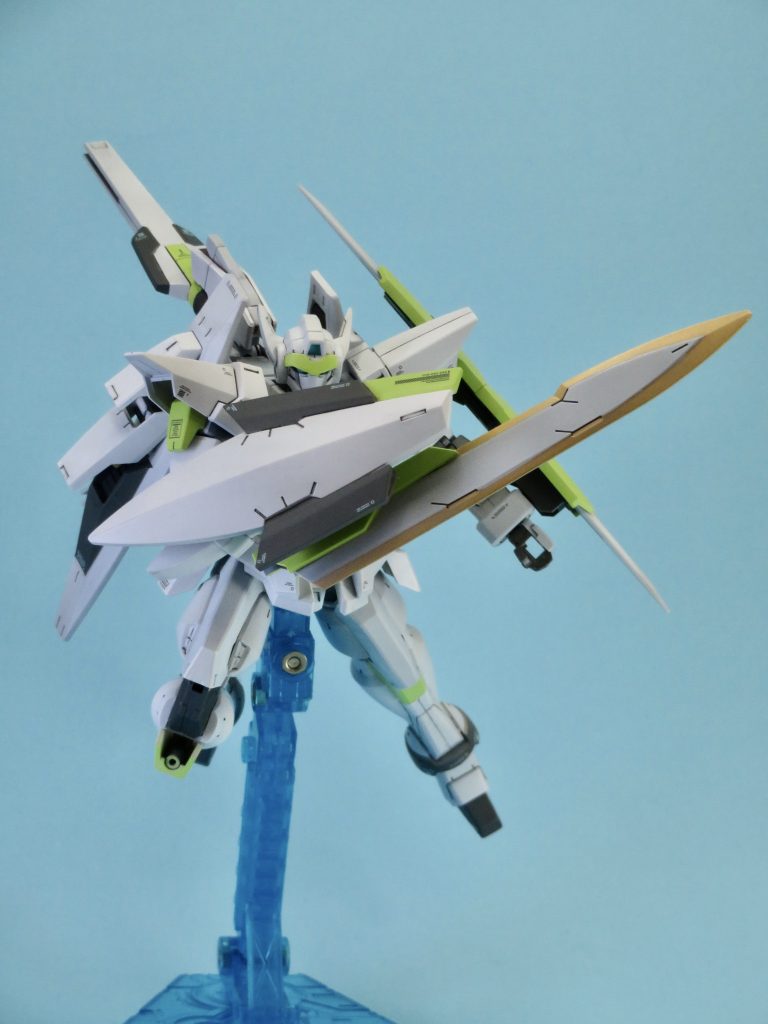 砲撃を防ぎながら敵に急接近するイメージでポージング。