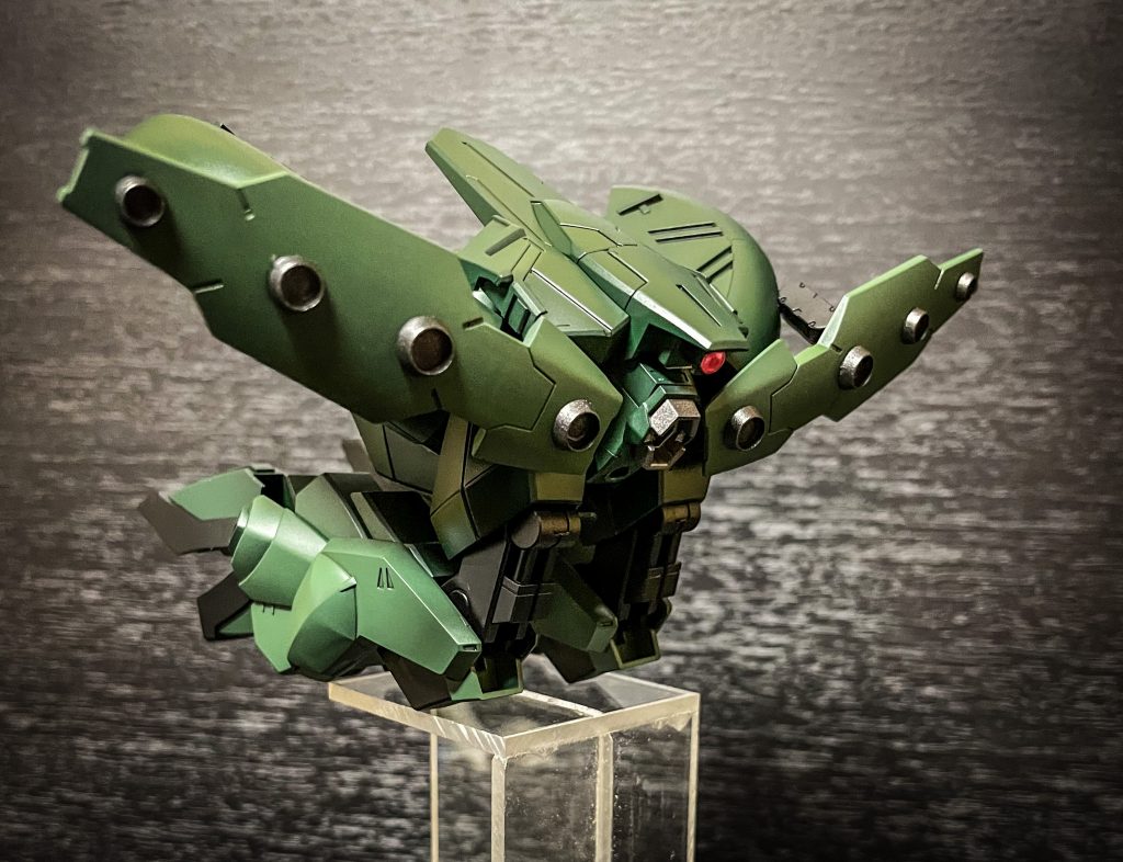 MA形態・高速移動モード脚部を折り畳み背面にスラスターを集中させ高い推進力を生み出す形態。この形態でなら機体上部に他のMSを乗せて重力下飛行を行うことができ、サブフライトシステムとして運用することが可能。