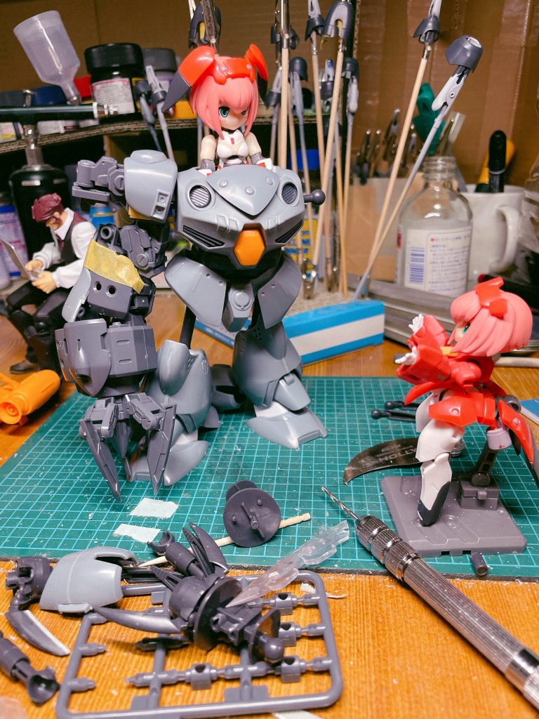 積んであったスパイラルクラッシャーを取り付けた状態ココで大体のイメージが決まりました。本当はもっとディテールアップしてもよかったんですが、ガシガシ動かして遊ぶ用なのでデカール張ってポン付けするだけにしました。