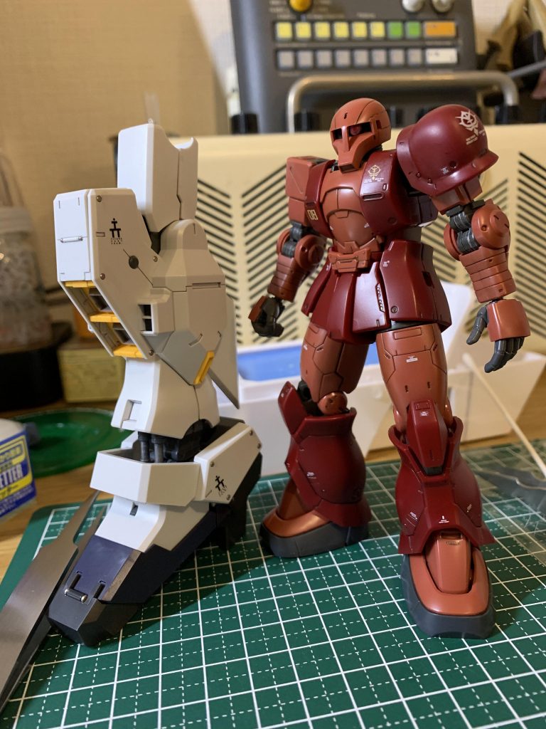 デカールワークを同時進行。この組み合わせはかなりシュール。