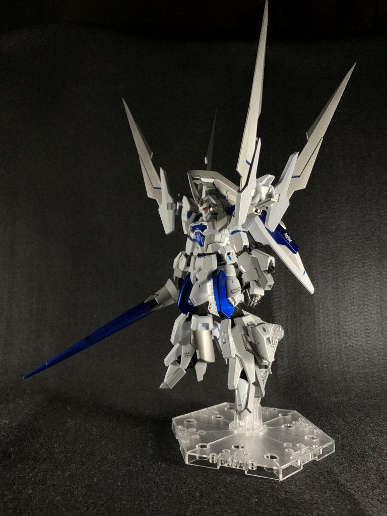 ガンダムAGEの「Gバウンサー」をベースに、“氷”と“鬼”をイメージしたガンプラ。カラーリングは寒々しさを表現するため、白色、銀色と薄〜い灰色。　要所に青色でキャンディー塗装。