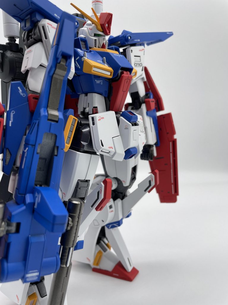 ダブルビームライフルが迫力ありますね。所々に入ったシルバーのアクセントが良い感じです。