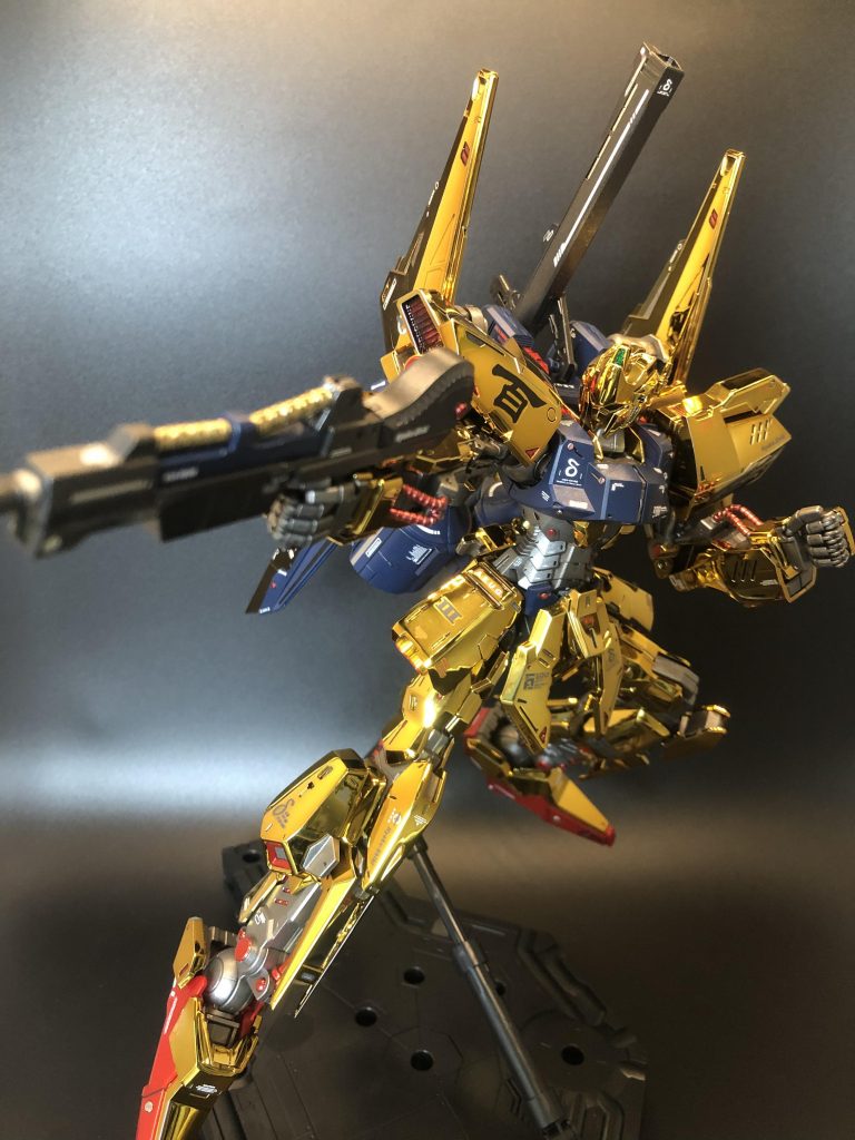 ビームライフルでのポージング金メッキ品はすぐに細かい傷が付くし、指紋が付いたらなかなか取れないので、手袋を付けて慎重に作業して大変でした。ゲート処理はクリアオレンジとクリアイエローを混ぜて近い色にして塗ることでなんとかごまかしました。ここまで見ていただいてありがとうございます。