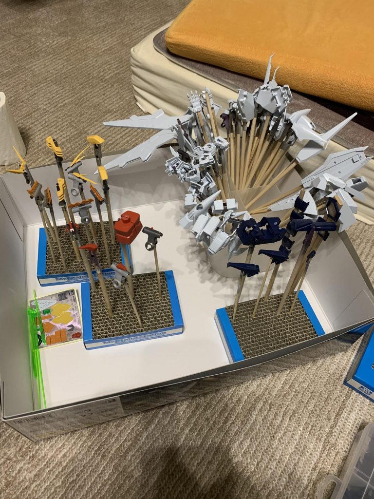 塗装前の串付けの様子。クスィーはHGの中でも大型モビルスーツの部類に入るため、パーツは多いものの一つ一つが大きいので、串付け自体は非常に楽でした。マスキングについても同じくでしたね。