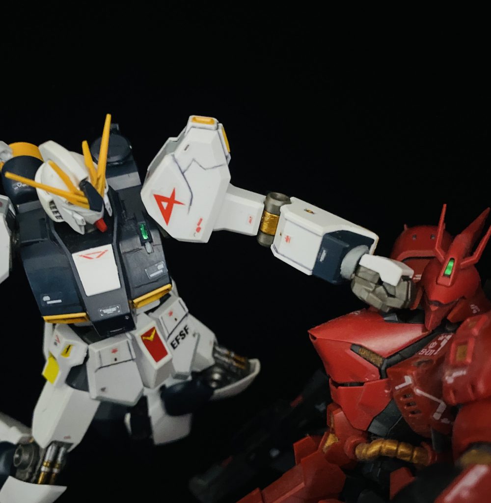 最後の一枚は、RGのサザビーとの一枚!RGは組む気力も湧かないので、HGにしたのですが、ほんと良いキットでビビりました。オススメですね!では、最後まで見ていただき、ありがとうございました!