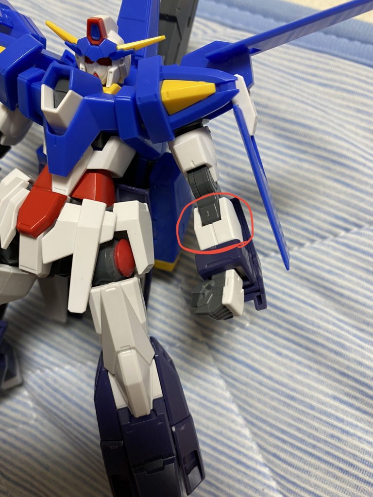 前腕はTRYAGEのままだと手首がすっぽ抜けるのでAGE-FXのものに交換無改造でTRYAGEのシールドが取り付けられました