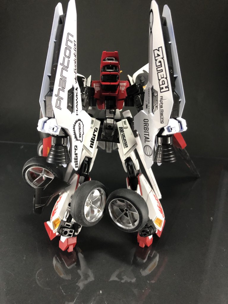 かなり安直な名前なので分かる方は分かると思いますがF91とミキシングしました。とにかくF1カーっぽくしたかったので企業ロゴのデカールや炎っぽいデカールを大量に使用しました。よく見てもらうとわかると思うんですが変形の都合で腰と背中がくっ付いてるので腰をひねると言ったポージングがこのままだと取れませんが腹部にまた別の接続軸を作りましたので見た目を損なうことなくポージングもちゃんと取らせることができます……！