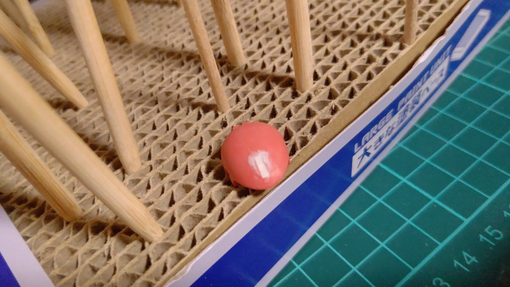 アンテナ穴をパテ埋め。パテ埋めもはじめての作業だったのでうまく行くか不安でしかなかった