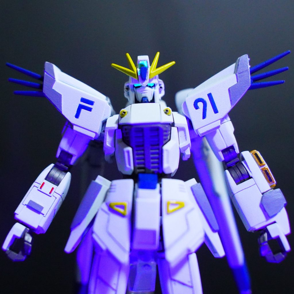 顔の部分にガイアノーツの蛍光グリーンを塗り、ブラックライトを当ててみました。