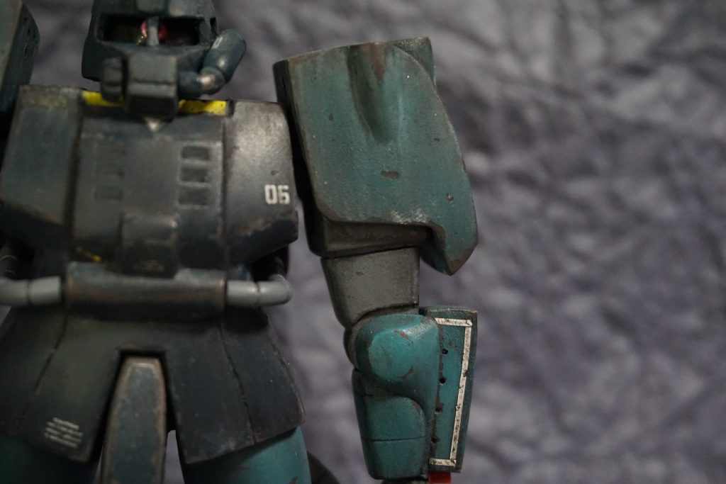 今回はシリコンバリアーによる剥がし塗装で製作しました。錆色のブラウン塗装後に機体色で上塗りしています。その他、頭部は設定画を元にダクトを下向きに、肩はパッケージイラストの絵が良かったので大型化しています。