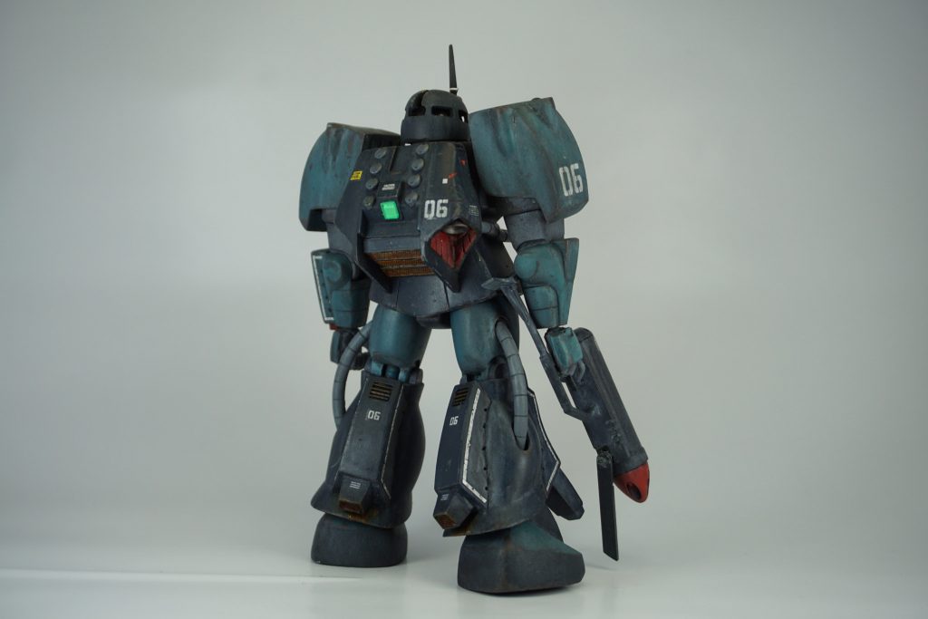 後ろ姿。バックパックはざっくりとした部分は切り抜いてディティールを追加。