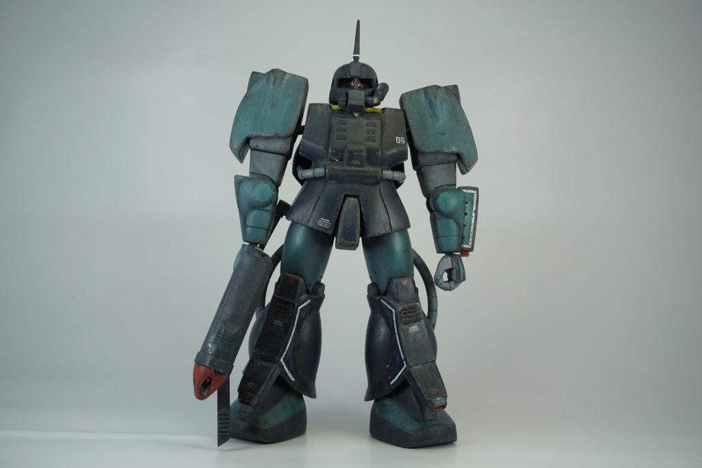 正面。武器はオリジナルのサブロックガンが付属するのですが、劇中では水中用ザクのものを使っているので変更しました。