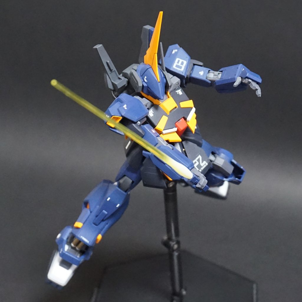 ビームサーベルを構えて