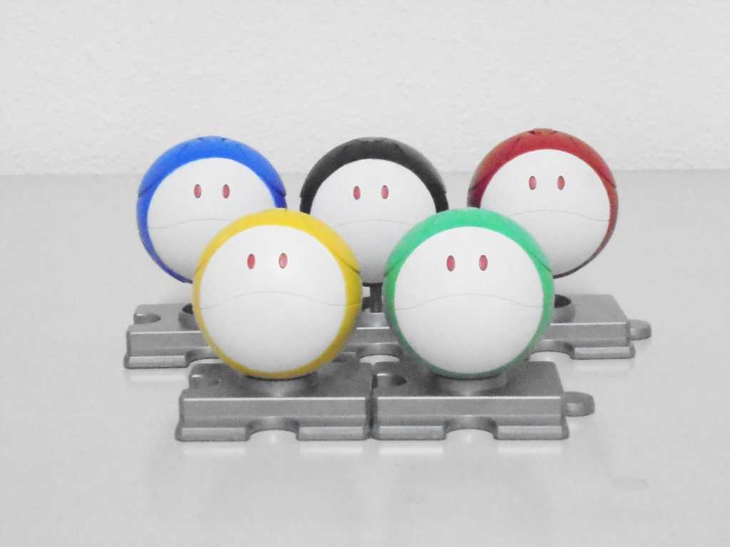 ハロを5体を正面から見ると青・黄・黒・緑・赤のリングに見えるように塗ってみました。 