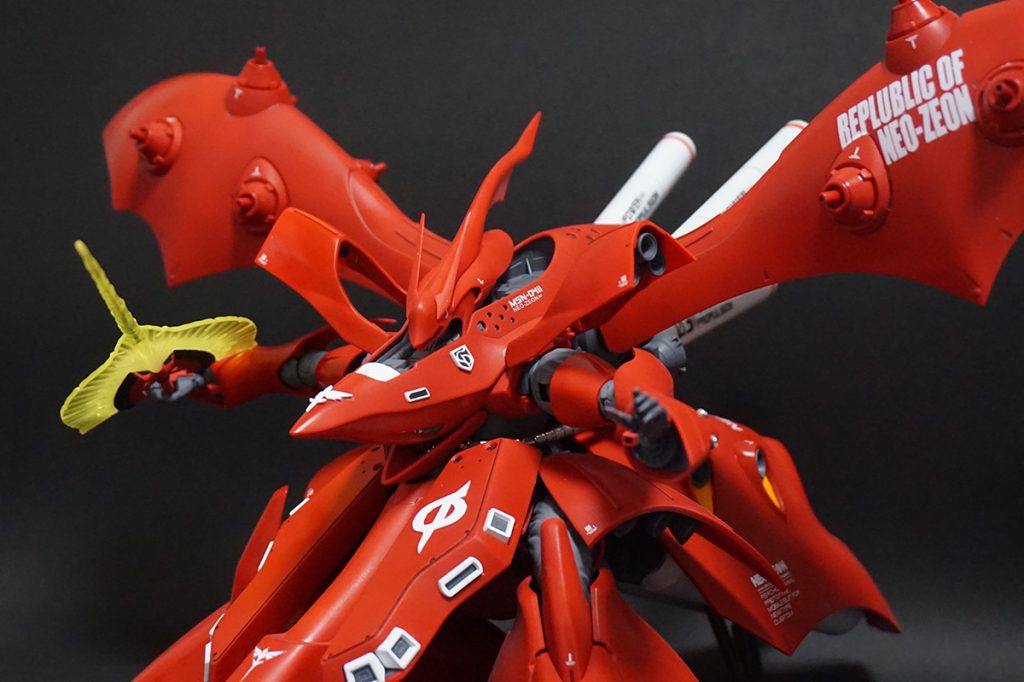 ビームトマホークを構えて