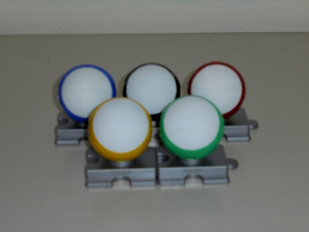 五輪の配置でバック写真。これ白の部分に番号書いたら、ただのビリヤードの玉のような･･･。