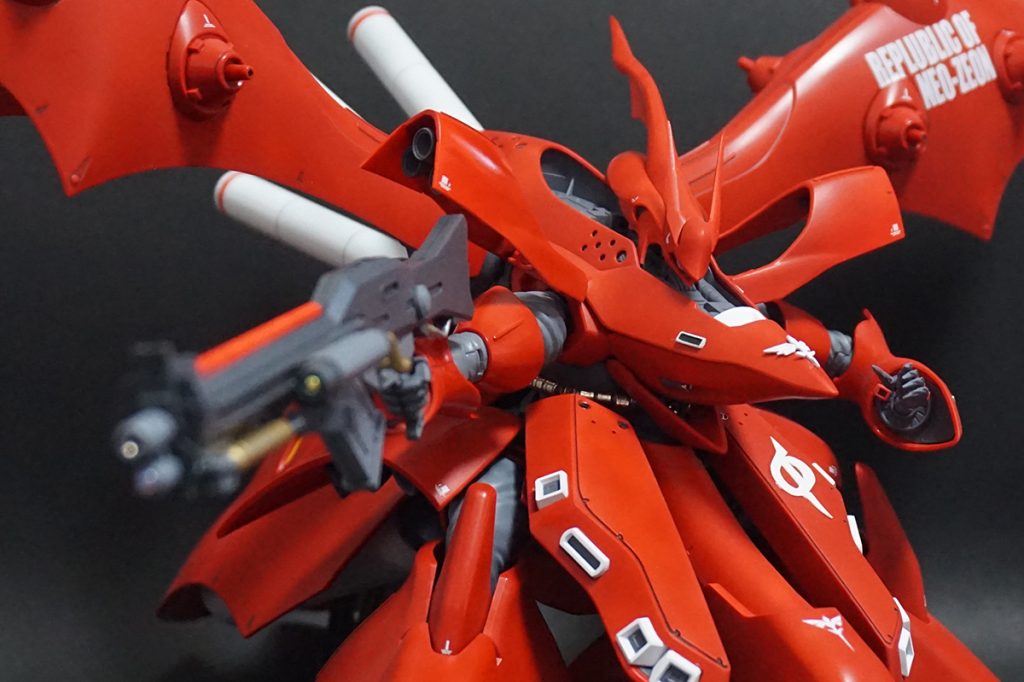 大型メガビームライフルを構えて