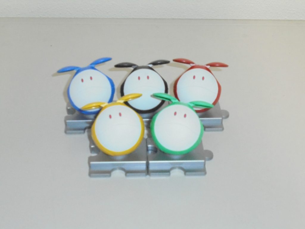 オリンピック憲章で「単色または5色の同じ大きさの結び合う5つの輪」をオリンピック・リングとあります。当然ですが、この子達が結び合うリングにはなりません。  