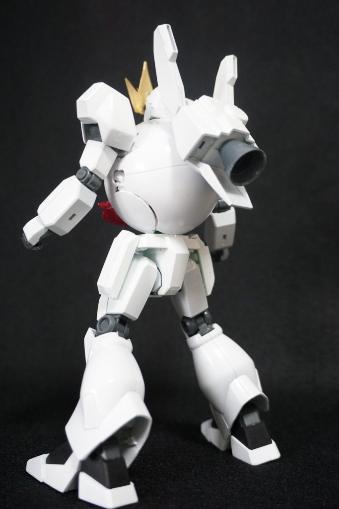 背中のスラスターは、正面から見たときにウサギの耳っぽく見えるように、だいぶ高い位置につけました。