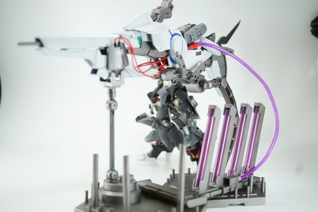 アームが動いて発射体勢下には予備のエネルギータンクが4本あり、それぞれケーブルで銃身にエネルギー供給してるイメージです