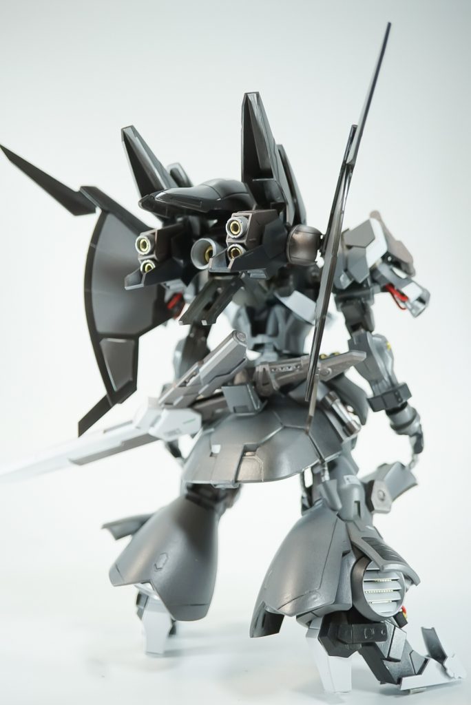 多少ハッタリの効いたバックパックの方が鉄血っぽさもあるかと思い翼を広げたような形状の後ろ姿にしてます