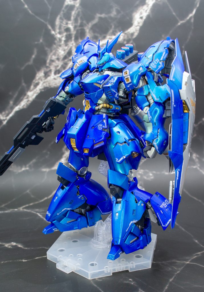 メカサフスーパーヘヴィをベースに、スターブライトジュラルミン→ウルトラマリンブルー→クリスタルカラーターコイズグリーン→EXクリアー の順に塗装しています。