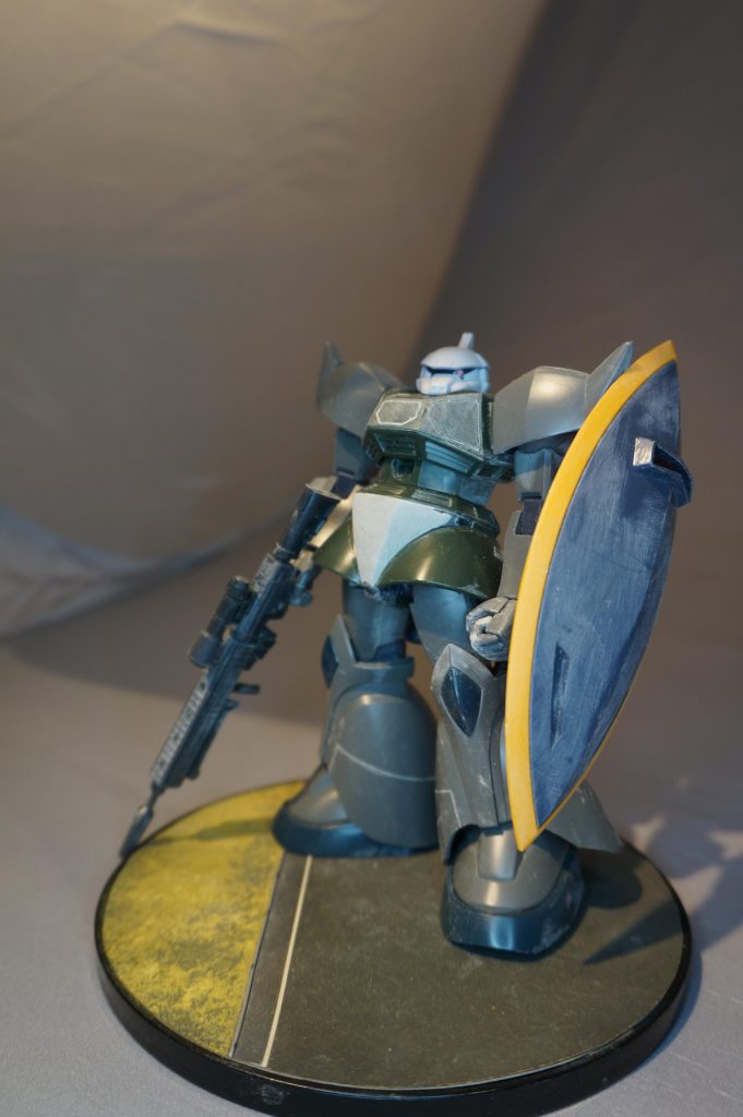 ゲルググはいつも腰形状変更や筋彫りなど行うため、全塗装せざるを得ないキットです。