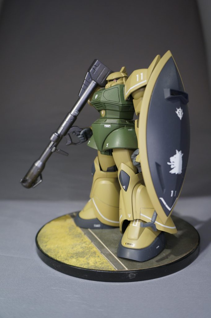 改修点は下記の通り・肩関節軸のリブを一段削り落とし、肩アーマーが奥まで刺さるように。・丸肩部関節用スリット下部を削り、脇を締められるように。・肩アーマーが「俯角」に入り込まないように内側の蓋にストッパー設置・左手首を「ギュッ！」と握ったグーに・しつこくない程度に筋彫り追加・腰前面をエポパテで成形し多面体化・モノアイはHアイズに置き換え