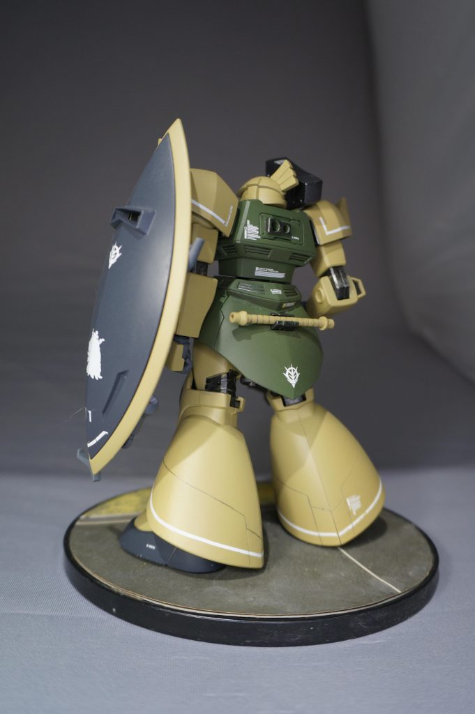 ゲルググ本体はHGUC076の初回ロットのモノなので、関節はABSです。合わせ目が消しにくいですし、塗装も難しいですよね。今回は脚部フレア後ろ側の合わせ目消しはしないでみました。